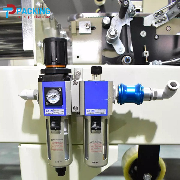 Corners carton sealing machine