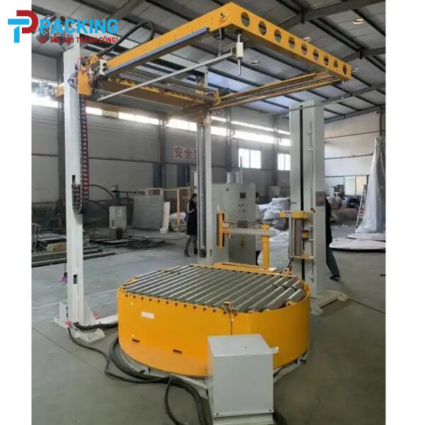 Máy quấn màng pallet tự động phủ tấm nóc